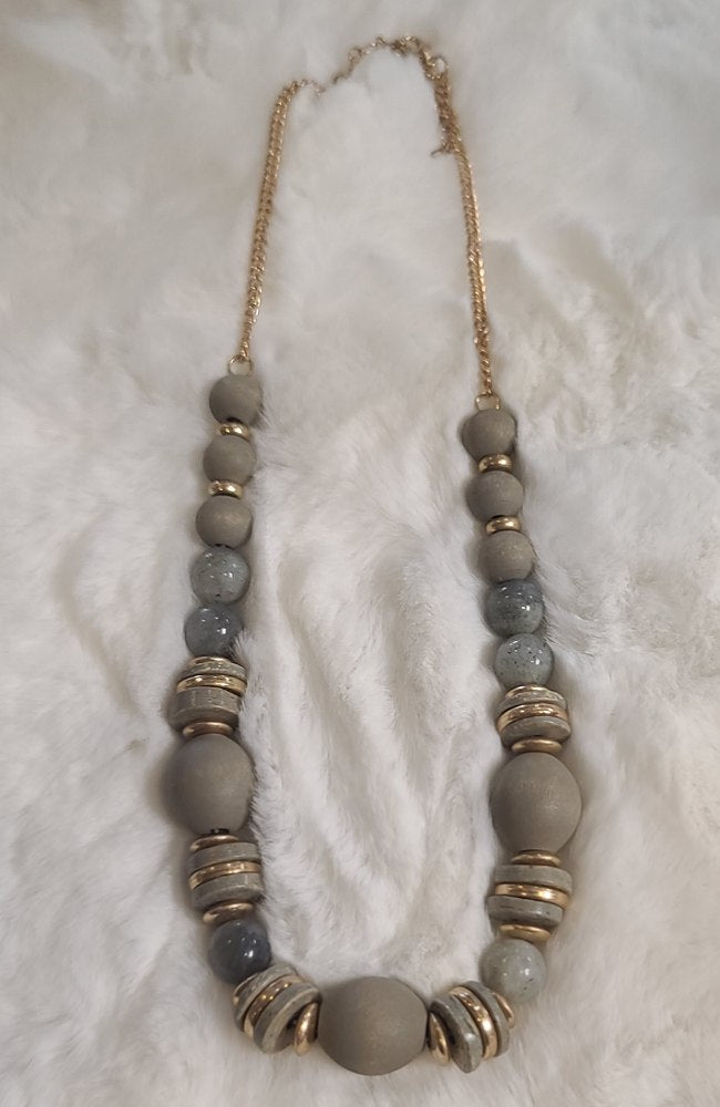 GREY WOOD & GOLDNECKLACE